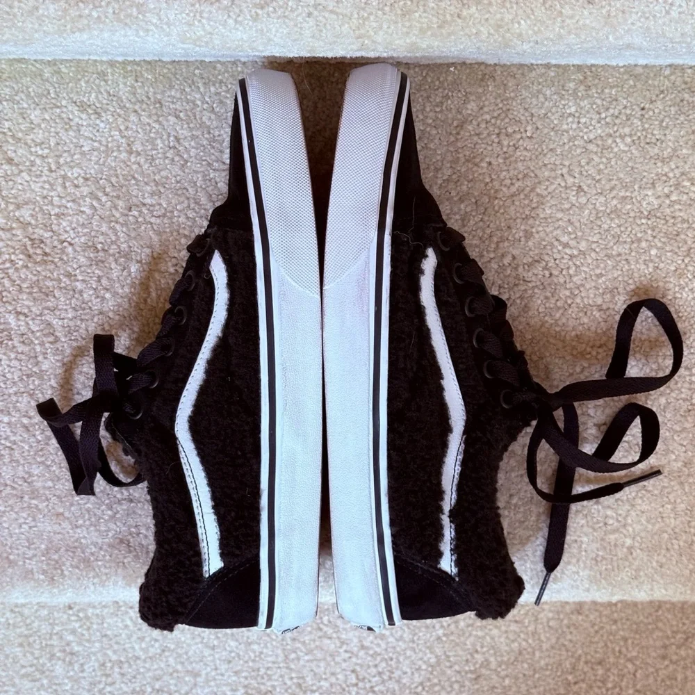 Vans Old‎ Skool Sneakers Black Excellent Sherpa Faux Fur Womens 7.5 Mens 6.0